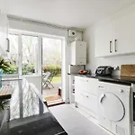 Bright And Spacious Philbeach Garden Apartment
